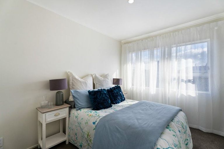 Photo of property in 2/4 Clare Place, Glenfield, Auckland, 0629