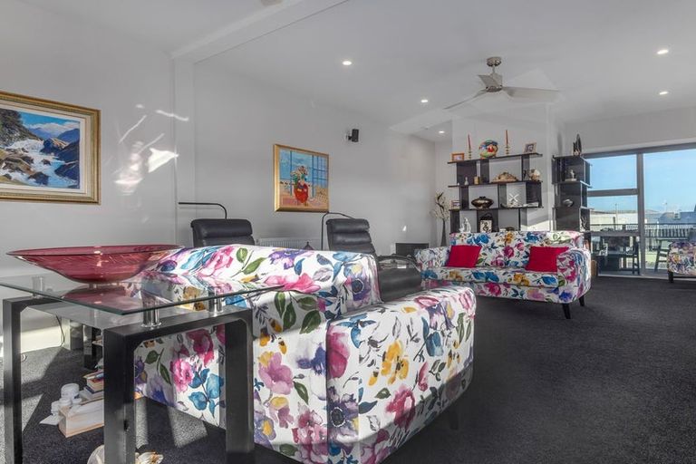 Photo of property in 10 Queen Street West, Levin, 5510