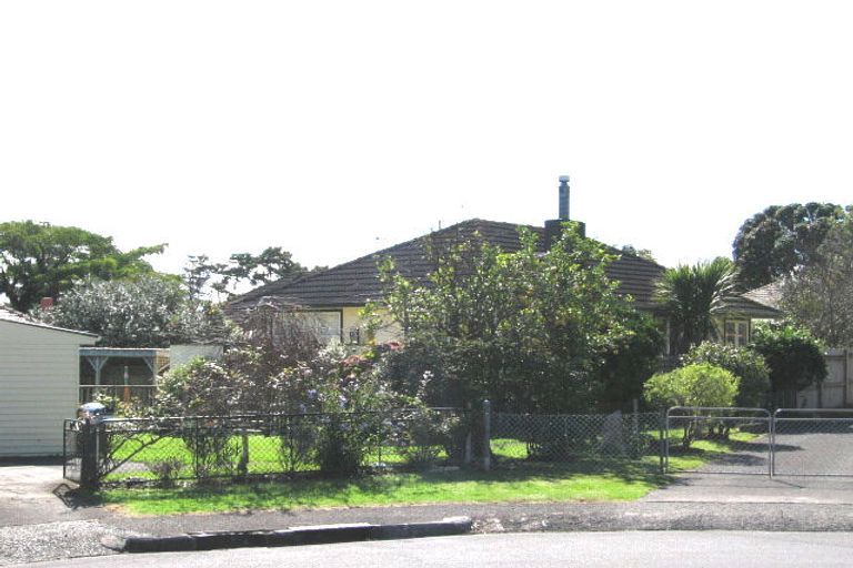 Photo of property in 34 London Street, Te Atatu Peninsula, Auckland, 0610