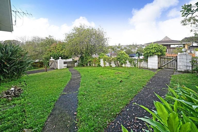Photo of property in 112 Weatherly Road, Torbay, Auckland, 0630