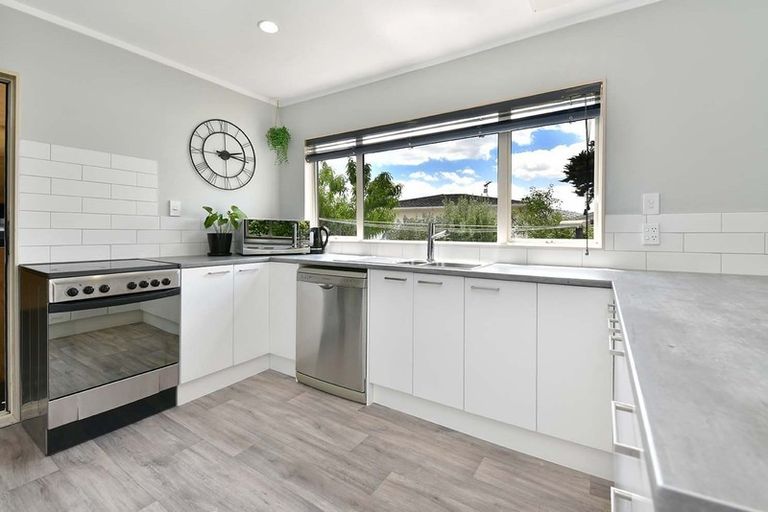 Photo of property in 53 Springs Road, Parakai, 0830