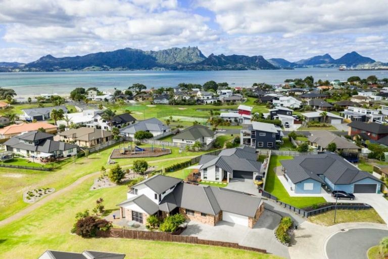 Photo of property in 12 Ngatiti Place, One Tree Point, 0118