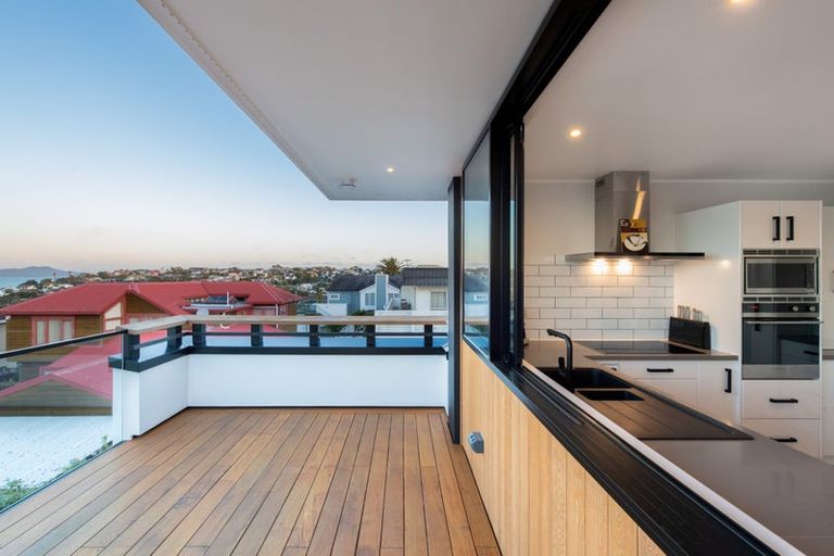 Photo of property in 1/2-4 Miri Road, Rothesay Bay, Auckland, 0630