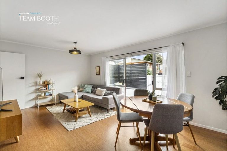 Photo of property in 2/3a Kirrie Avenue, Te Atatu South, Auckland, 0610