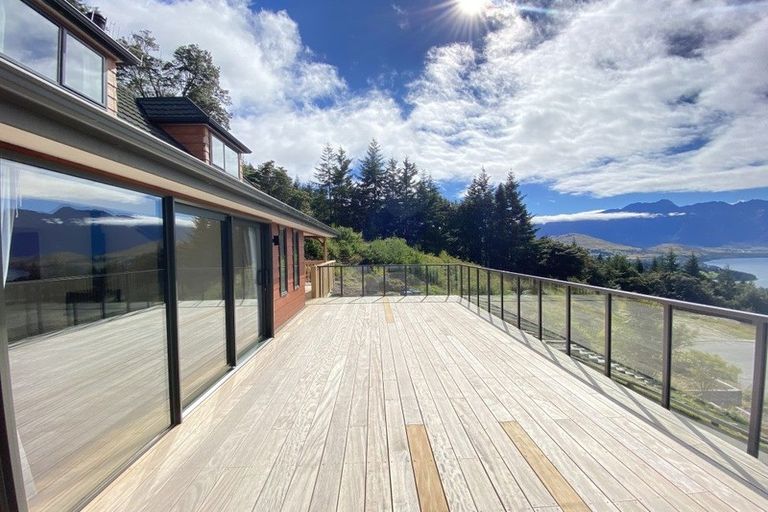 Photo of property in 127 Wynyard Crescent, Fernhill, Queenstown, 9300