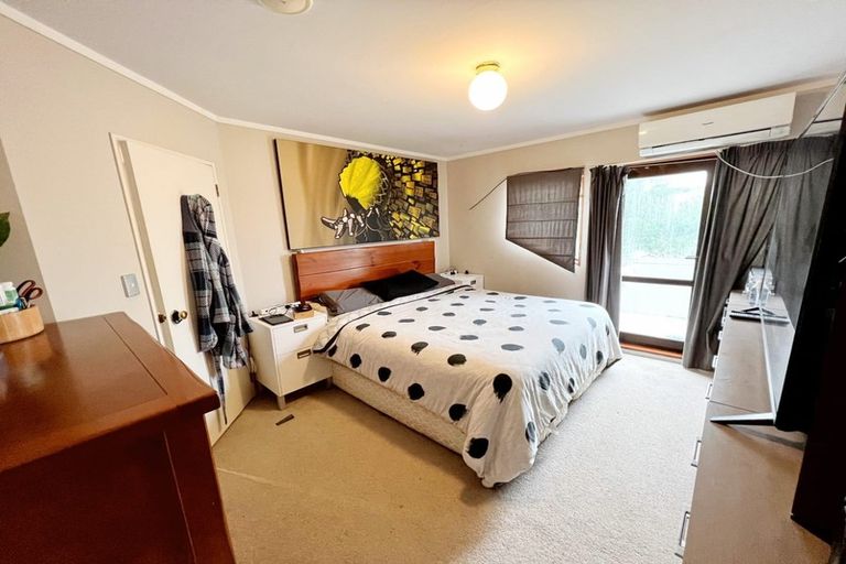 Photo of property in 4 Oystergrove Road, West Harbour, Auckland, 0618