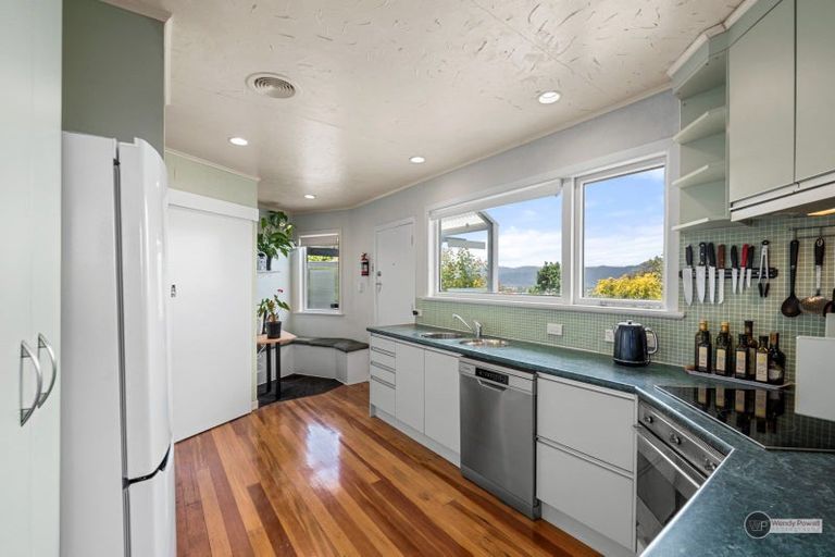 Photo of property in 18 Magnolia Grove, Maungaraki, Lower Hutt, 5010