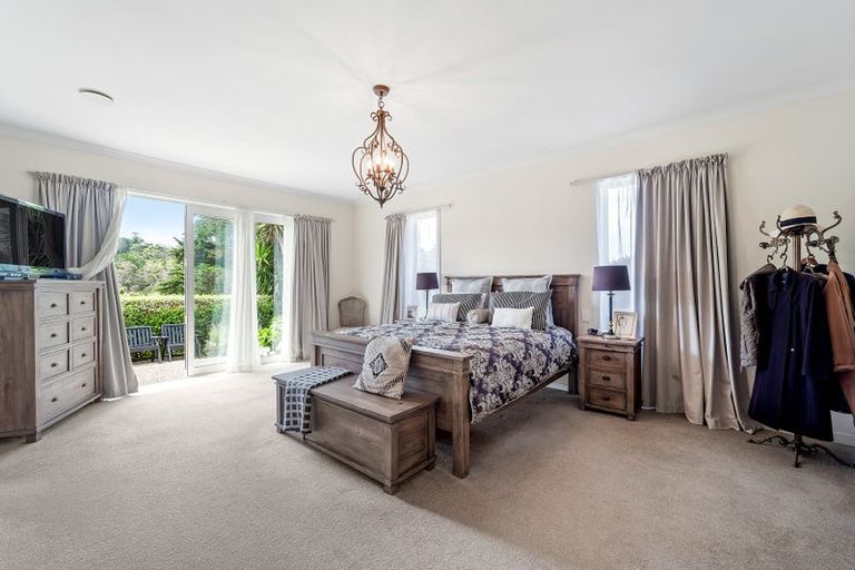 Photo of property in 35 Hobbs Road, Matakatia, Whangaparaoa, 0930