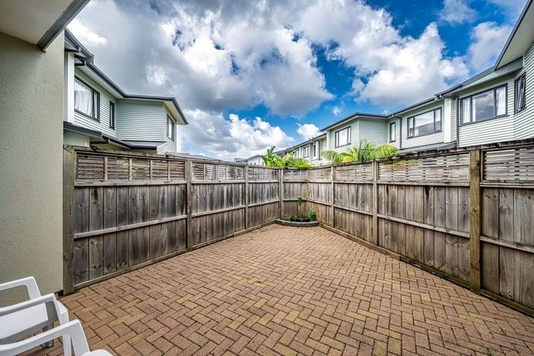 Photo of property in 8/2 Armoy Drive, East Tamaki, Auckland, 2016