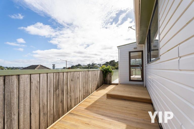 Photo of property in 20 Lyndfield Lane, Newlands, Wellington, 6037