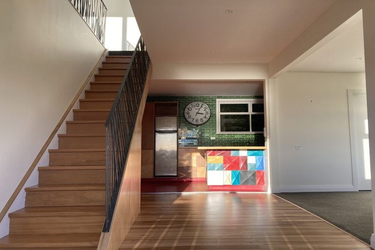 Photo of property in 33 Hungerford Road, Lyall Bay, Wellington, 6022