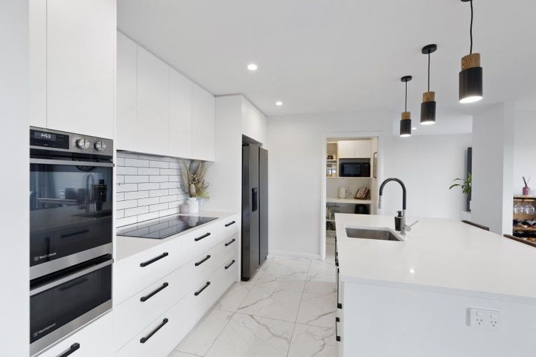 Photo of property in 2 Corsica Court, Fitzherbert, Palmerston North, 4410