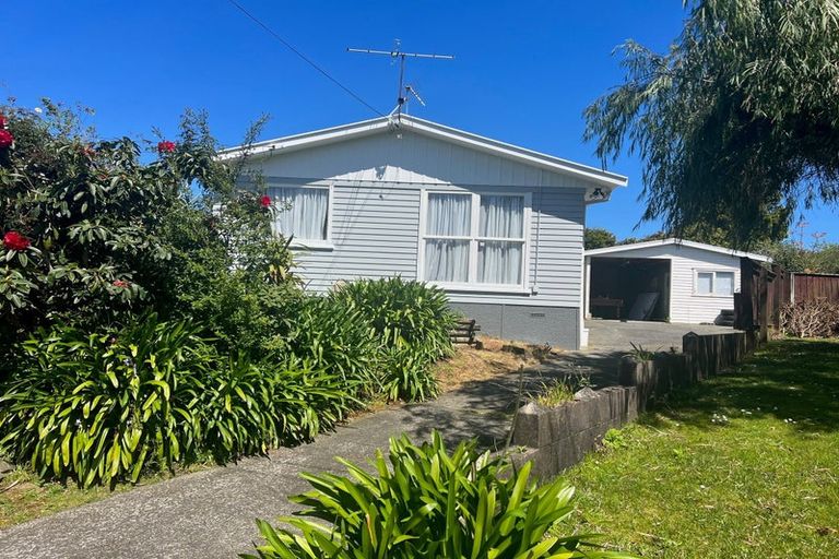 Photo of property in 2 Clendon Place, Manurewa, Auckland, 2102