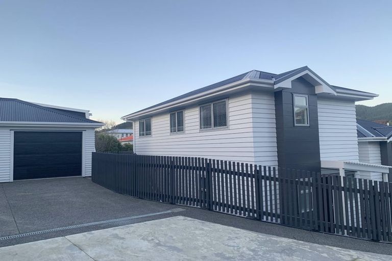 Photo of property in 27d Ranui Terrace, Tawa, Wellington, 5028
