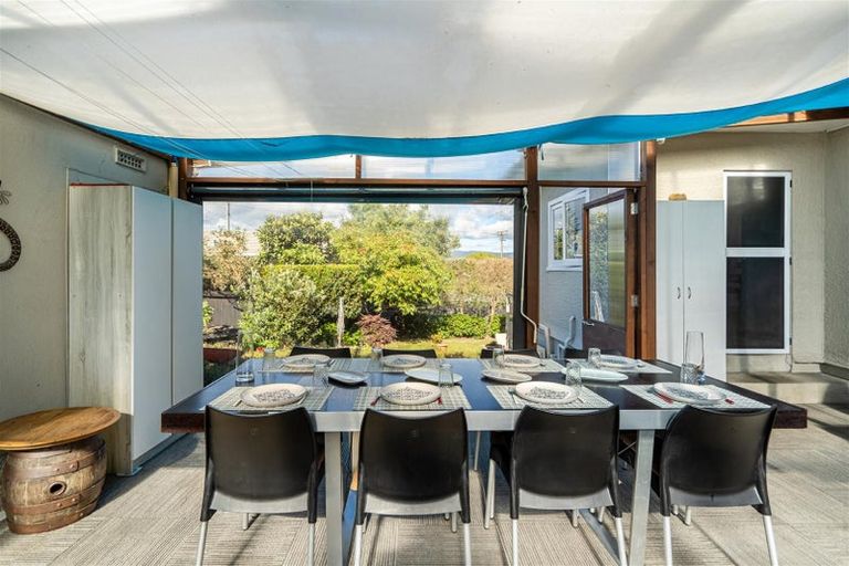 Photo of property in 1 Lavelle Road, Henderson, Auckland, 0612