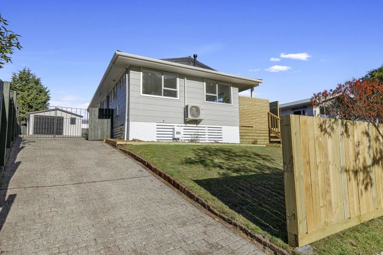 Photo of property in 24 Hartford Crescent, Totara Park, Upper Hutt, 5018