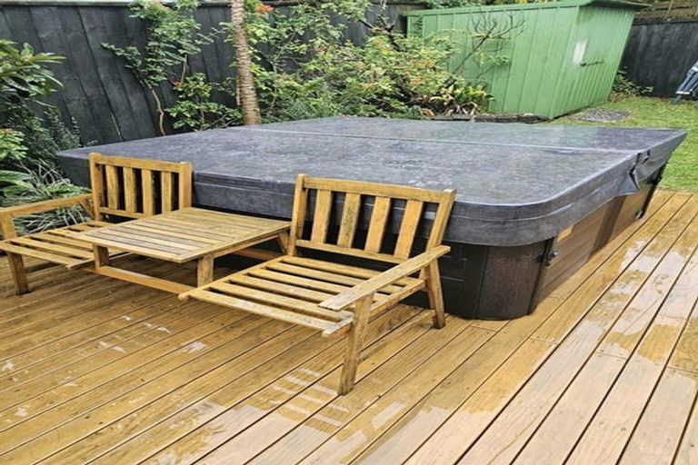 Photo of property in 2/99 Konini Road, Titirangi, Auckland, 0604