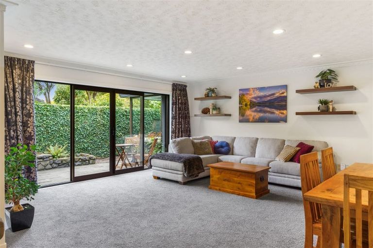 Photo of property in 33 Highland Place, Avonhead, Christchurch, 8042