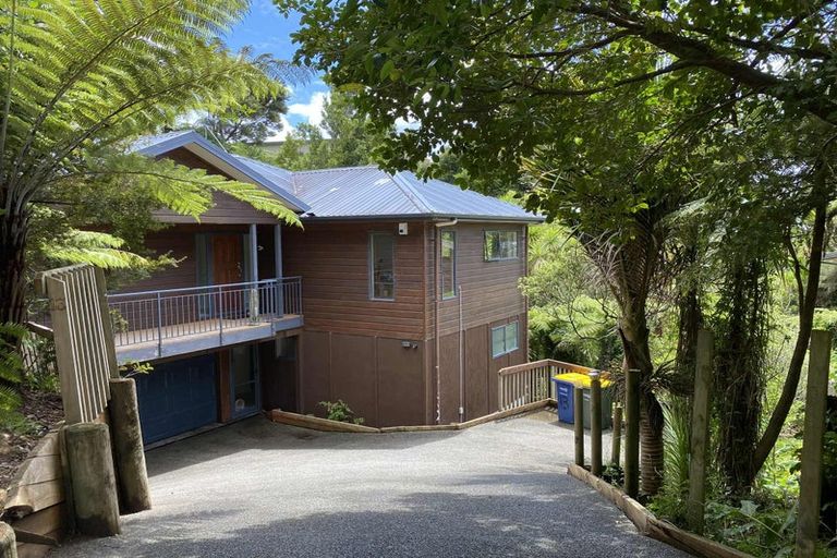 Photo of property in 13 Springwater Vale, Unsworth Heights, Auckland, 0632