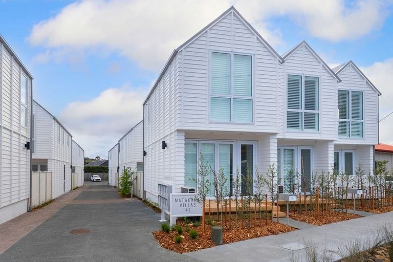 Photo of property in 4 Titoki Close, Matakana, 0985