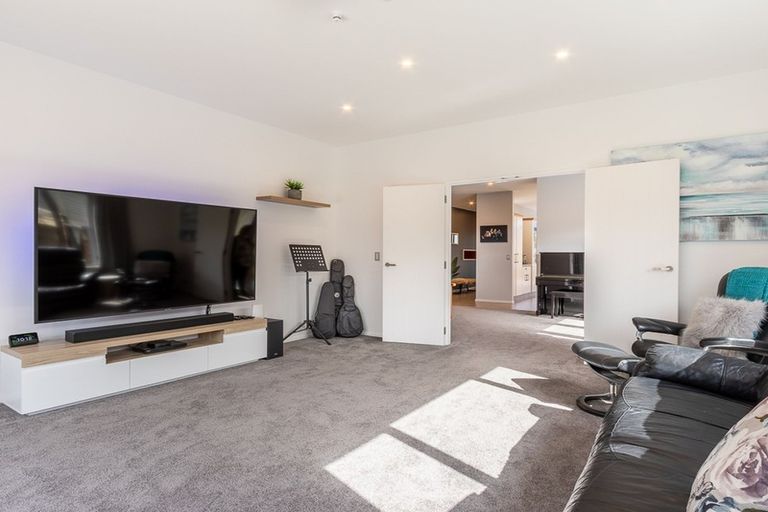 Photo of property in 61 Quadrant Heights, Paraparaumu, 5032