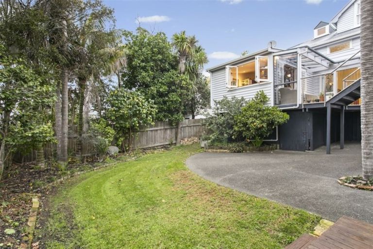 Photo of property in 58 Gladstone Road, Northcote, Auckland, 0627