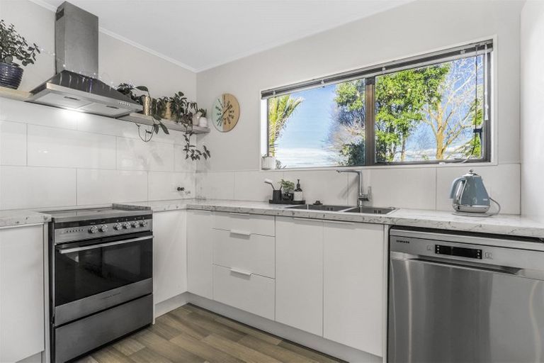 Photo of property in 17 Rhonda Place, Opaheke, Papakura, 2113