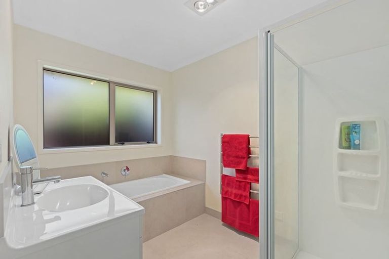 Photo of property in 6 Caffreys Avenue, Massey, Auckland, 0614