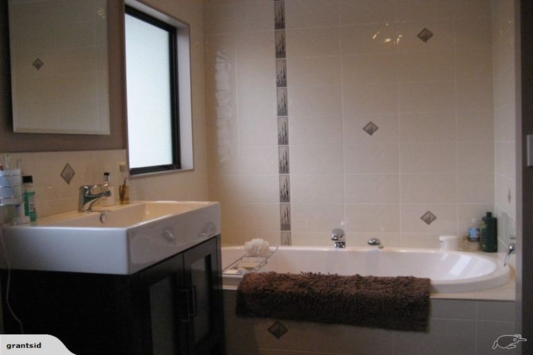 Photo of property in 10 Lingard Grove, Brooklyn, Wellington, 6021