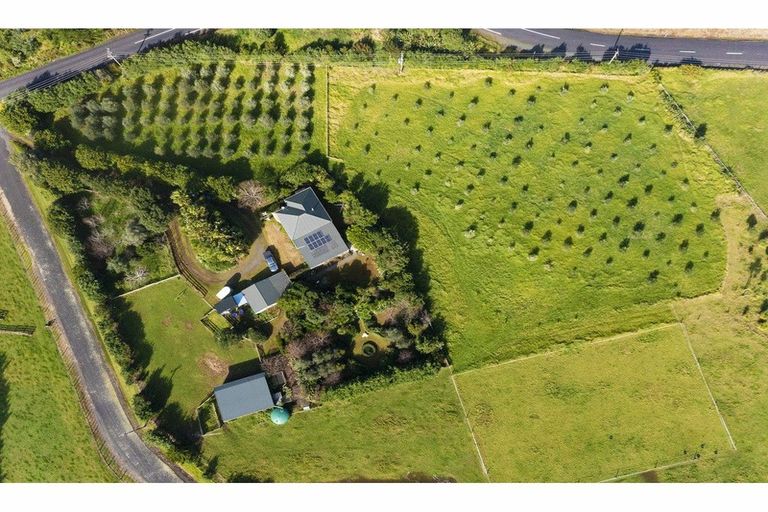 Photo of property in 404 Awhitu Central Road, Awhitu, Waiuku, 2684