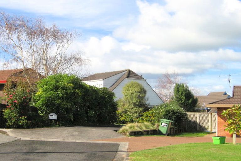 Photo of property in 1/5 Kadina Place, Botany Downs, Auckland, 2010