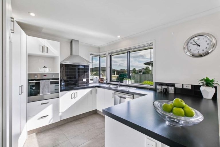 Photo of property in 37 Rainey Crescent, Papamoa Beach, Papamoa, 3118