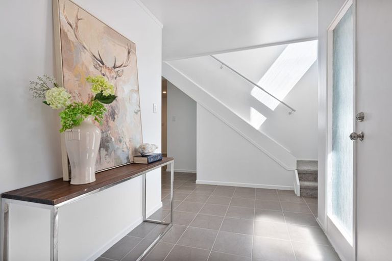 Photo of property in 2/27 Knightsbridge Drive, Forrest Hill, Auckland, 0620