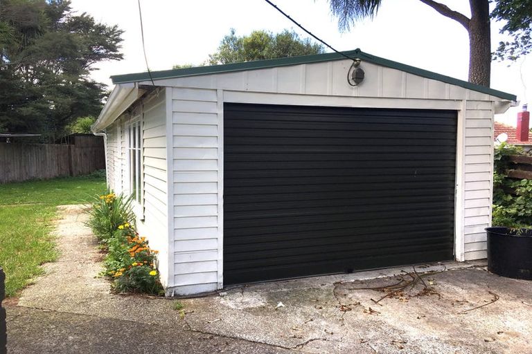 Photo of property in 25 Smythe Road, Henderson, Auckland, 0612