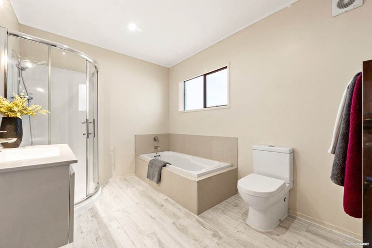 Photo of property in 10 Halcombe Place, Green Bay, Auckland, 0604