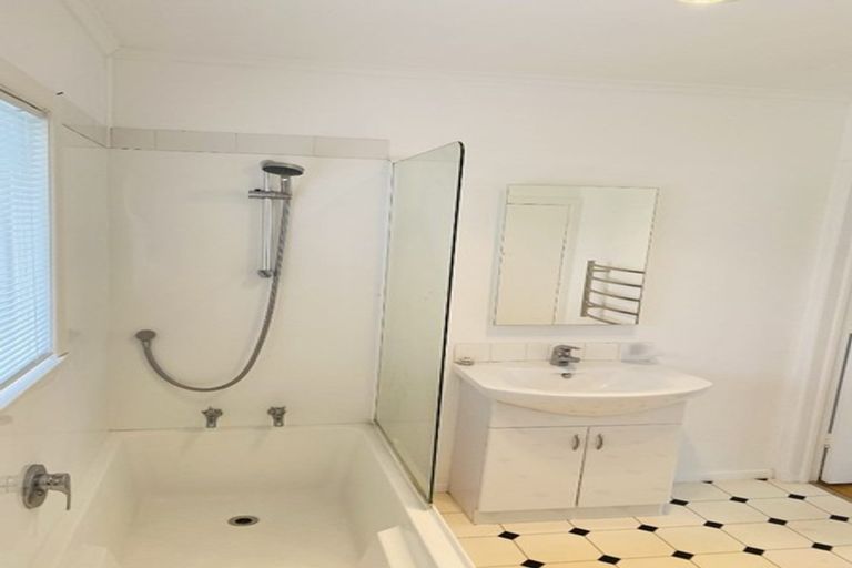 Photo of property in 2/12 Raines Avenue, Forrest Hill, Auckland, 0620