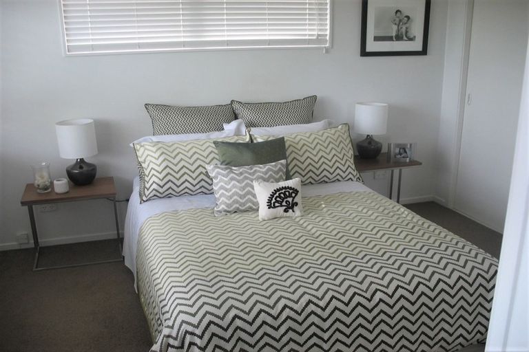 Photo of property in 2/33 Montgomery Avenue, Rothesay Bay, Auckland, 0630