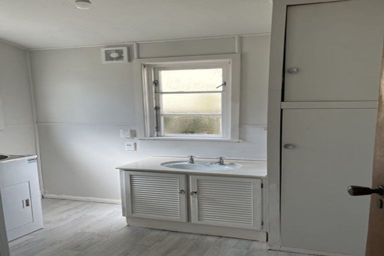 Photo of property in 24 Pukatea Street, Eastbourne, Lower Hutt, 5013