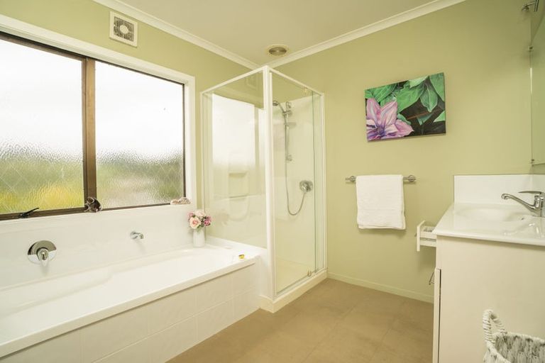 Photo of property in 6 Burbank Crescent, Churton Park, Wellington, 6037