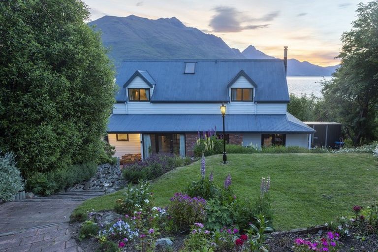 Photo of property in 78 Cedar Drive, Kelvin Heights, Queenstown, 9300