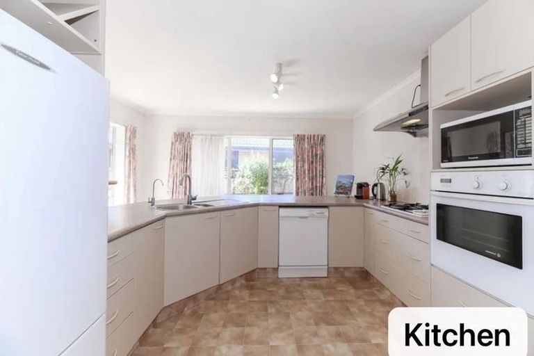 Photo of property in 1 Quartley Place, Huntington Park, Auckland, 2013