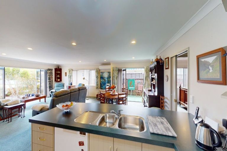 Photo of property in 112 Weraroa Road, Levin, 5510