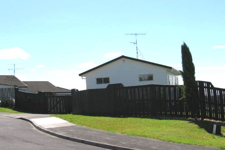 Photo of property in 17 Jumento Place, Unsworth Heights, Auckland, 0632