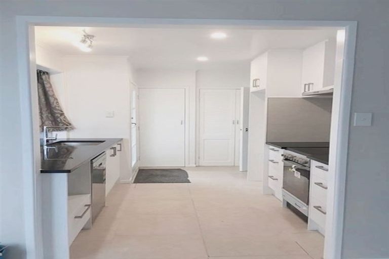 Photo of property in 24 Finlow Drive, Te Atatu South, Auckland, 0610