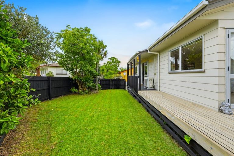 Photo of property in 2/16 Crosby Road, West Harbour, Auckland, 0618
