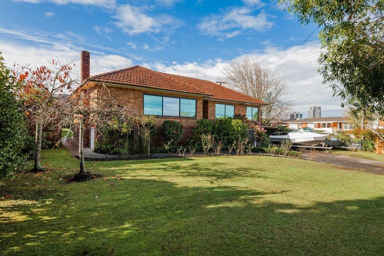 Photo of property in 11 Lake Pupuke Drive, Takapuna, Auckland, 0622