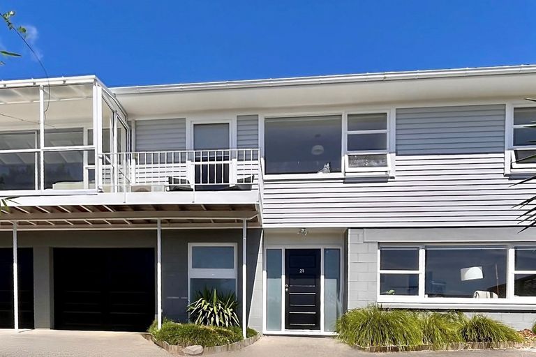 Photo of property in 1/21 Deuxberry Avenue, Northcote, Auckland, 0627