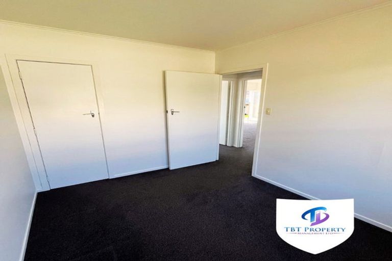 Photo of property in 2/16 Blacklock Avenue, Henderson, Auckland, 0612