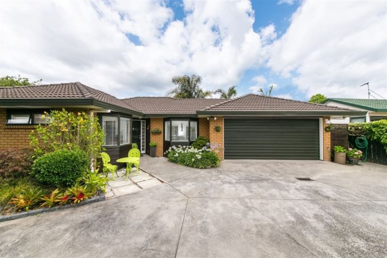 Photo of property in 19 Heversham Place, Glendene, Auckland, 0602