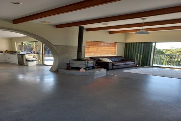 Photo of property in 1070 Scenic Drive North, Swanson, Auckland, 0816